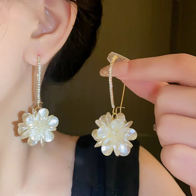 White Resin Flower Hoop New Earrings For Women Fashion Temperament Ear Hook Artistic Temperament Light Luxury Fairycore Jewelry