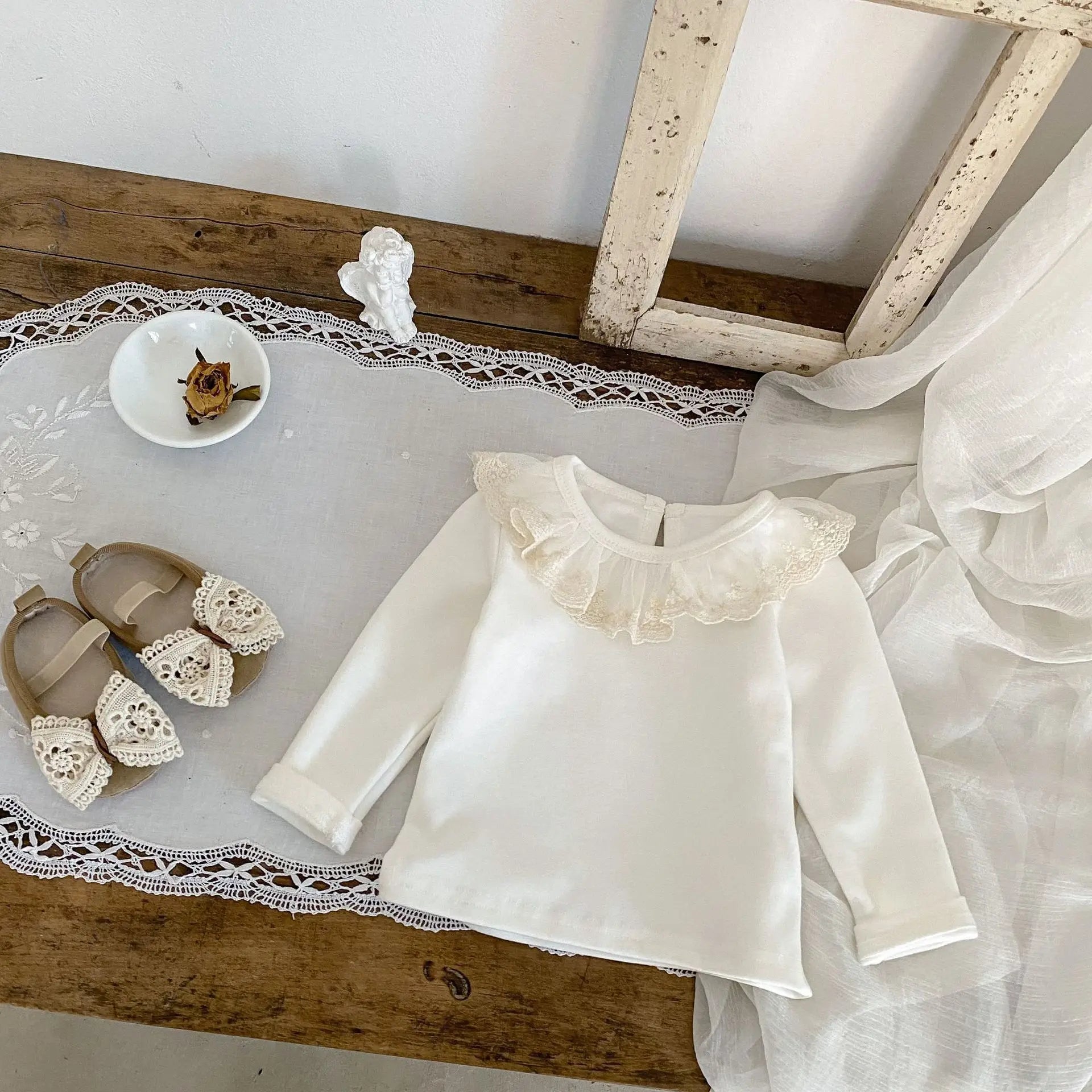 Spring and autumn new baby clothes for girls aged 0-3 years old, beautiful lace collar, long-sleeved base shirt