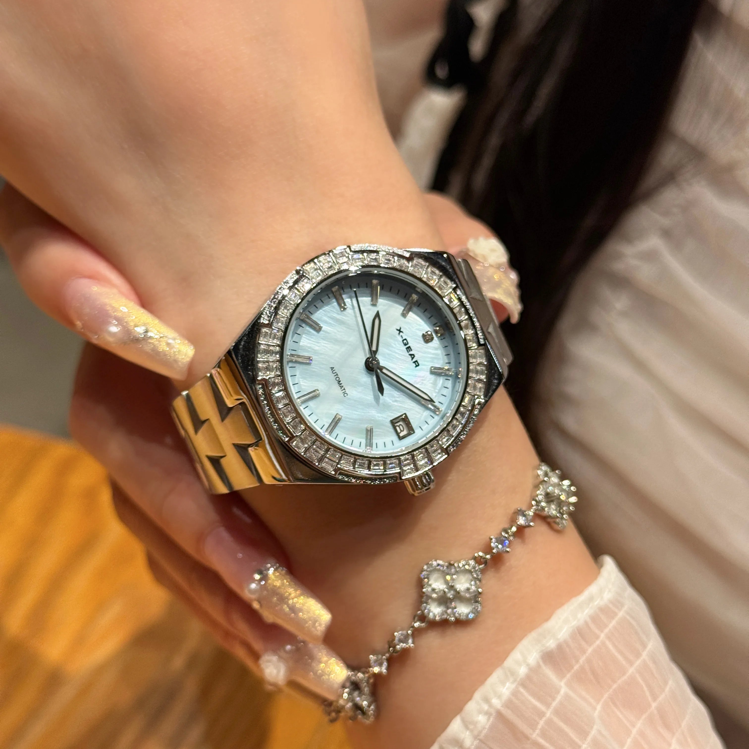 Luxury automatic mechanical watch for women; waterproof, elegant and fashionable round watch as a gift for girlfriend.