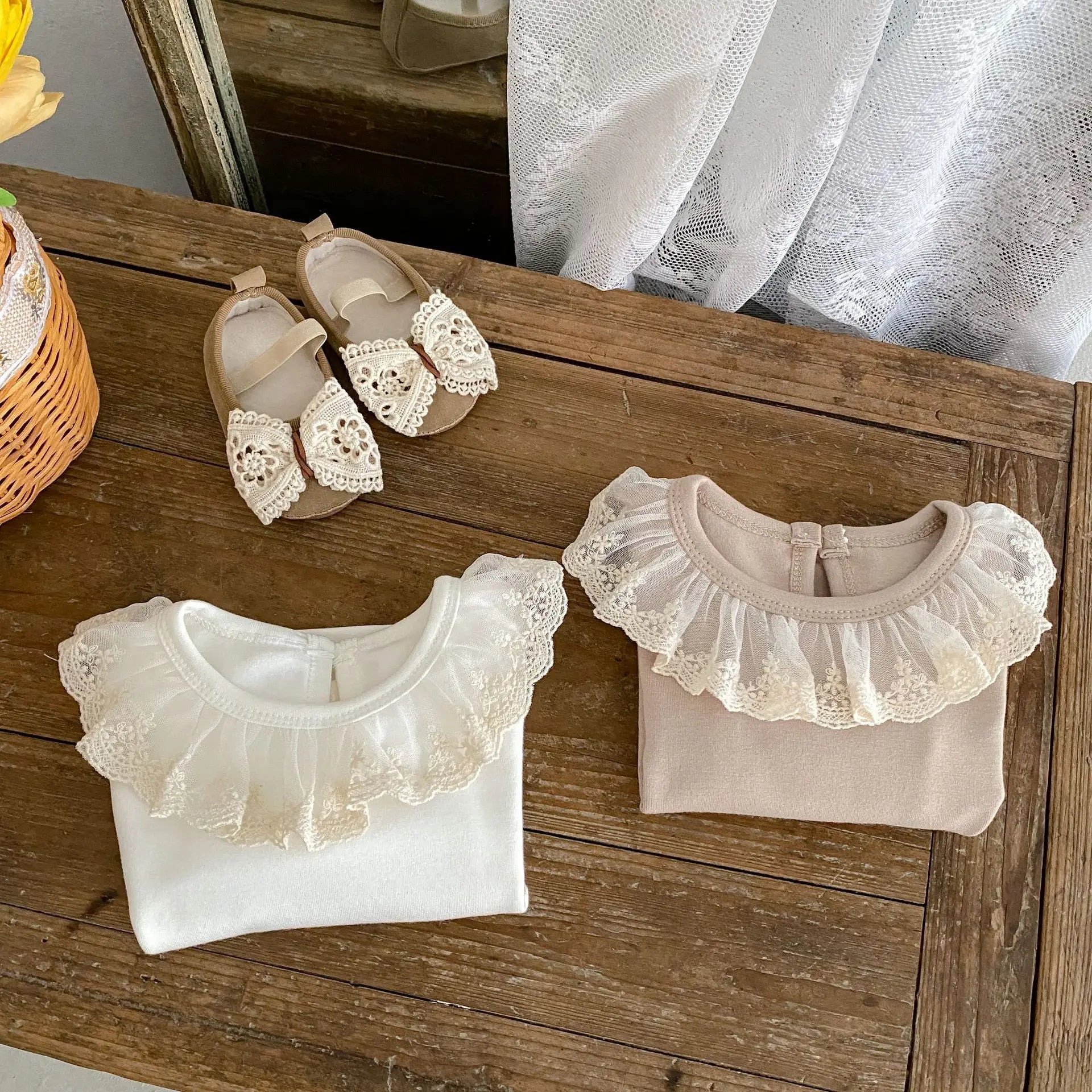 Spring and autumn new baby clothes for girls aged 0-3 years old, beautiful lace collar, long-sleeved base shirt