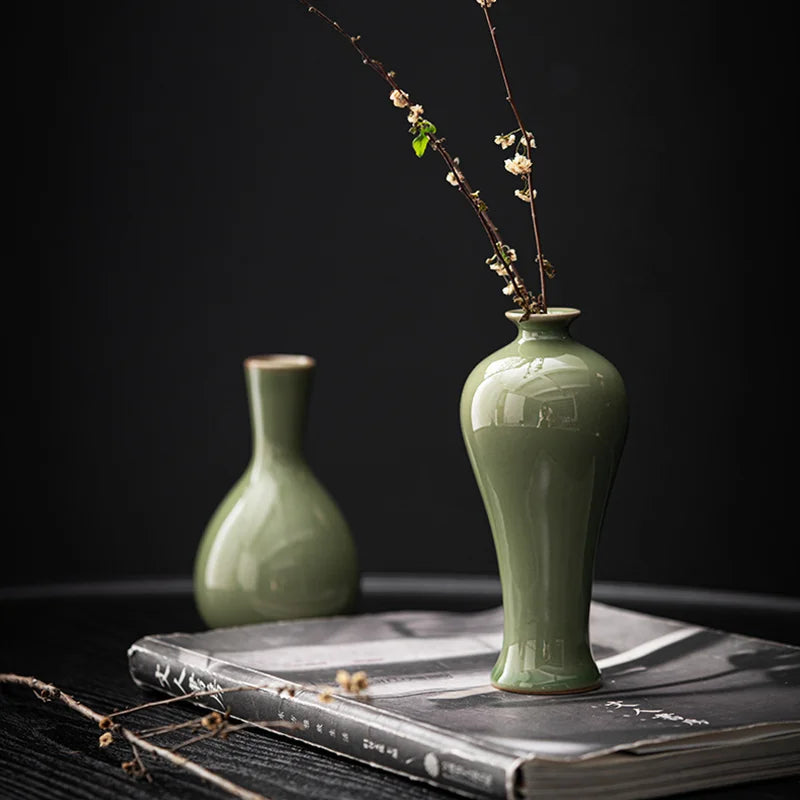 Elegant Green Ceramic Vase Ornaments Dried Flower Utensils Vintage Ceramic Vase Smooth Ceramic for Table Decor and Home Accent