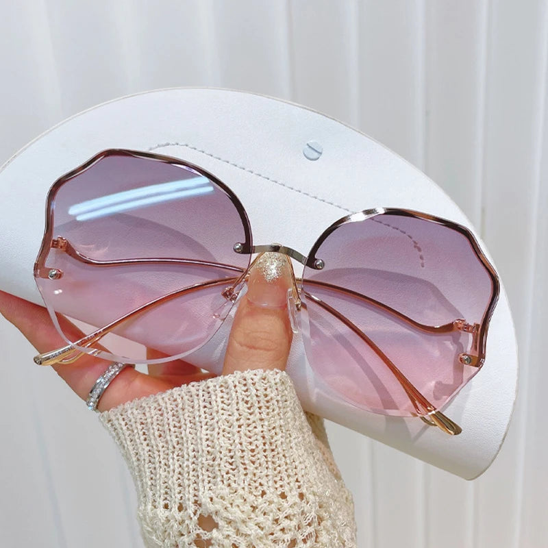 Female Ins Popular Sunglasses Luxury Frameless Ocean Lens Large Sun Glasses Goggles Fashion Travel UV400 Eyewear for Women Men