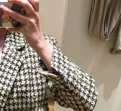 Women's elegant grey two-piece suit with long sleeves and a fitted and stylish skirt