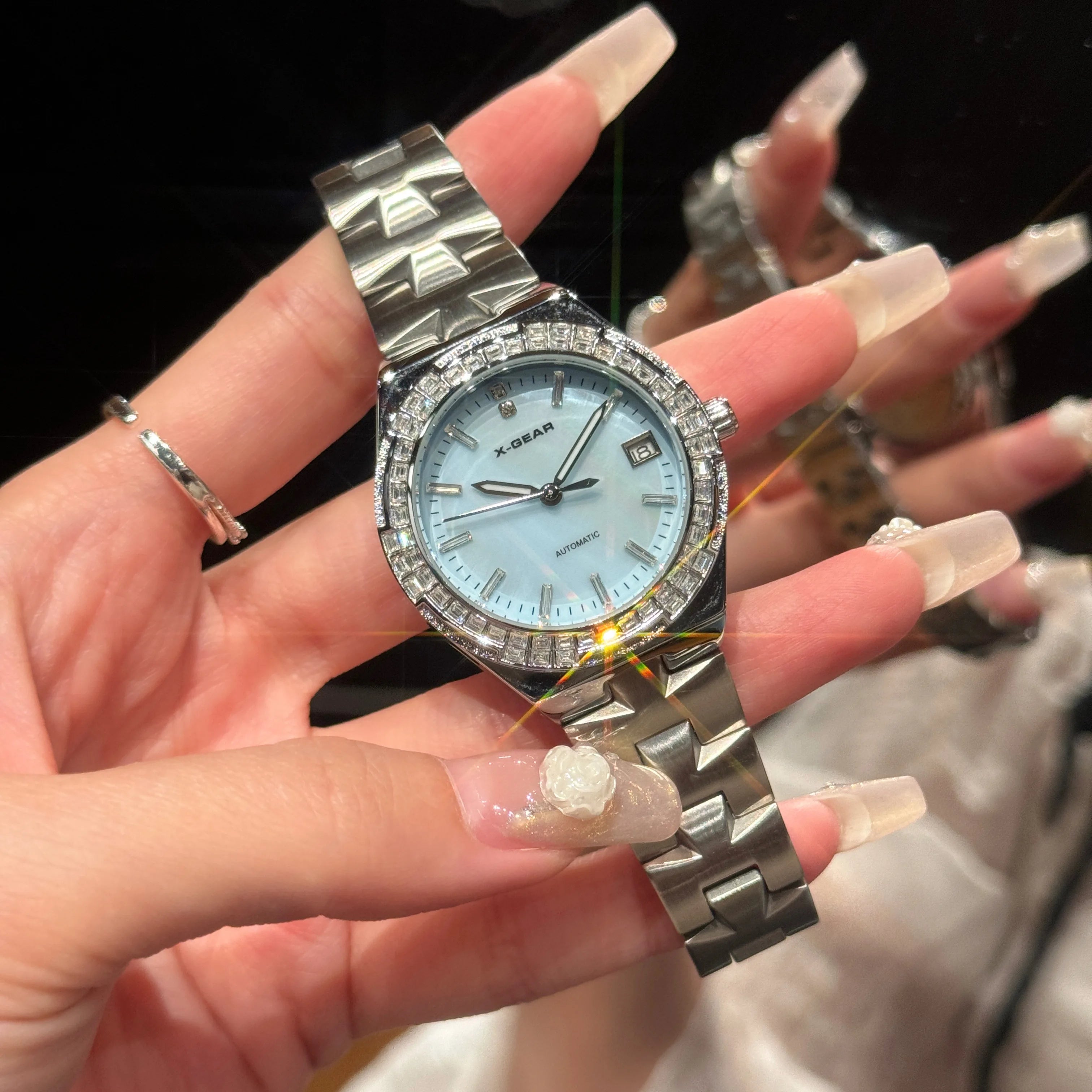 Luxury automatic mechanical watch for women; waterproof, elegant and fashionable round watch as a gift for girlfriend.
