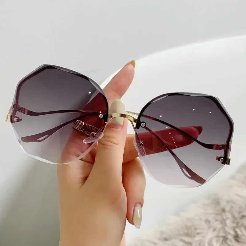 Female Ins Popular Sunglasses Luxury Frameless Ocean Lens Large Sun Glasses Goggles Fashion Travel UV400 Eyewear for Women Men