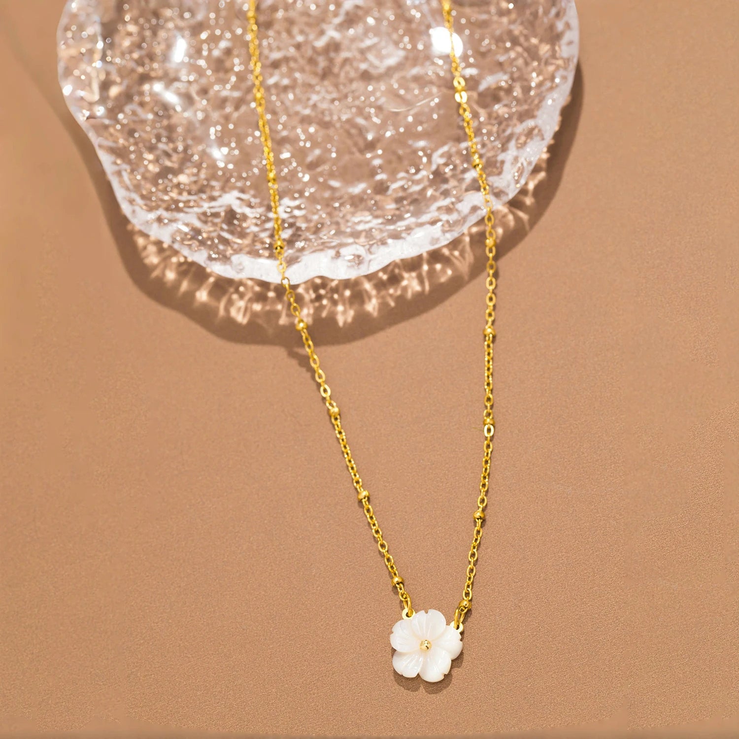 Fashion White Shell Sakura Pendant Necklace Vintage Stainless Steel Metal 2024 Exquisite Charm Flower Jewelry Gift