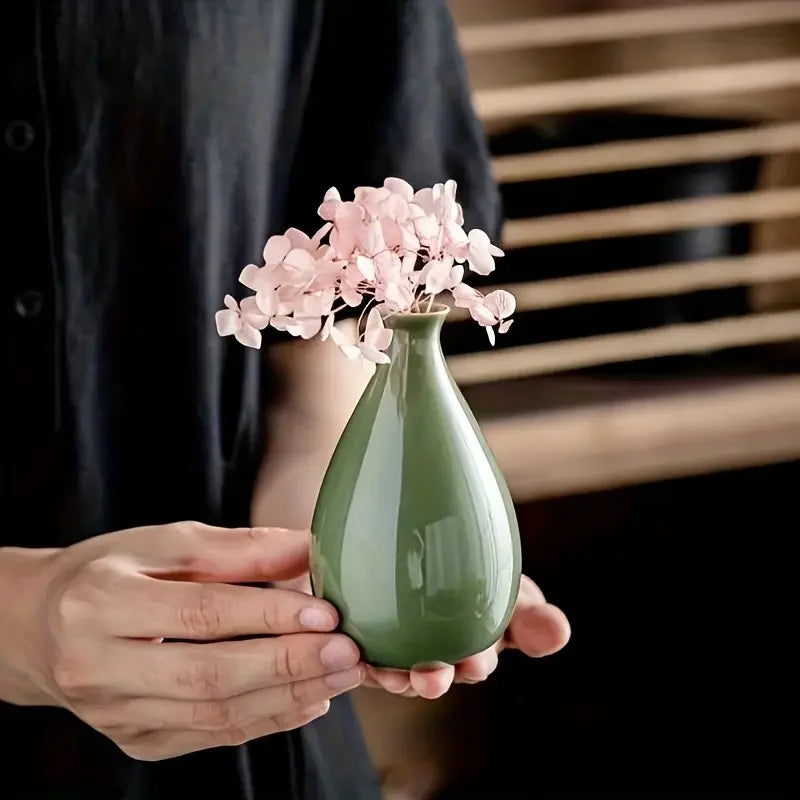 Elegant Green Ceramic Vase Ornaments Dried Flower Utensils Vintage Ceramic Vase Smooth Ceramic for Table Decor and Home Accent