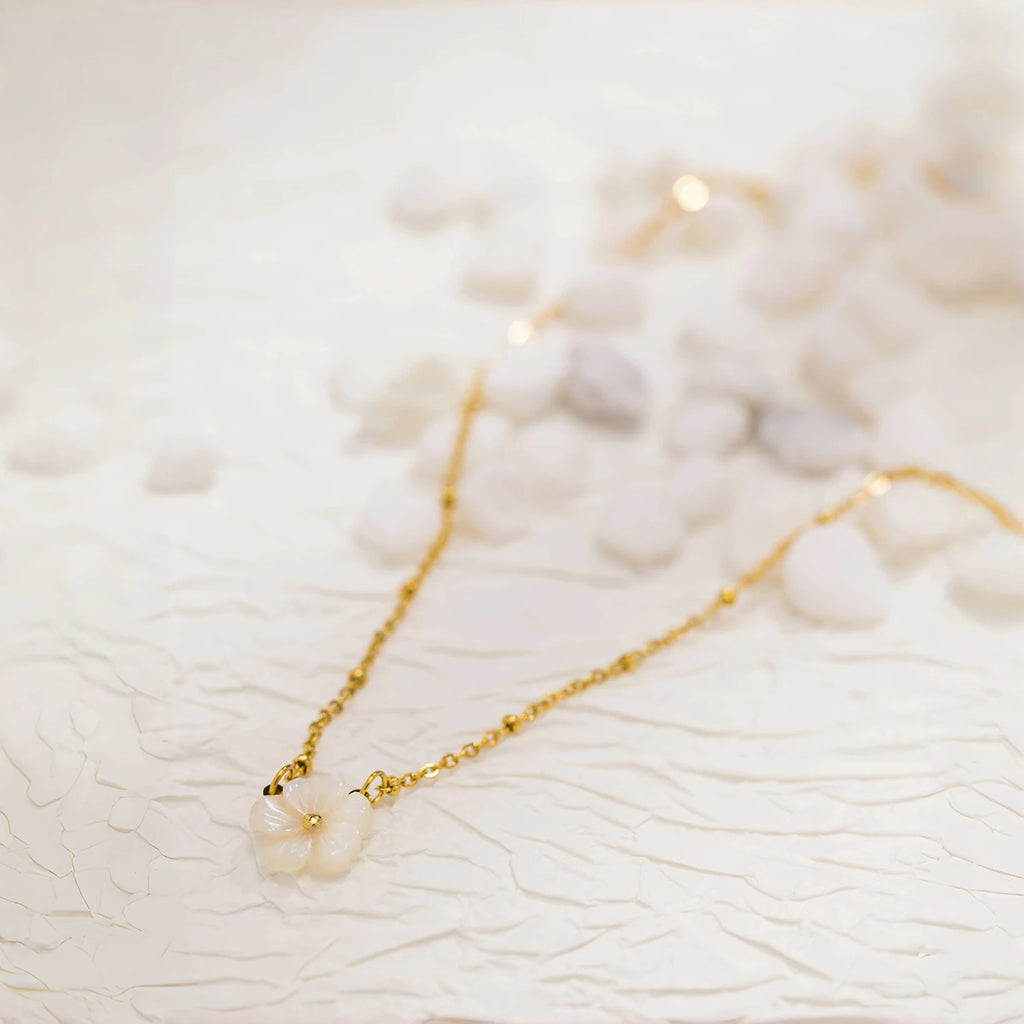 Fashion White Shell Sakura Pendant Necklace Vintage Stainless Steel Metal 2024 Exquisite Charm Flower Jewelry Gift