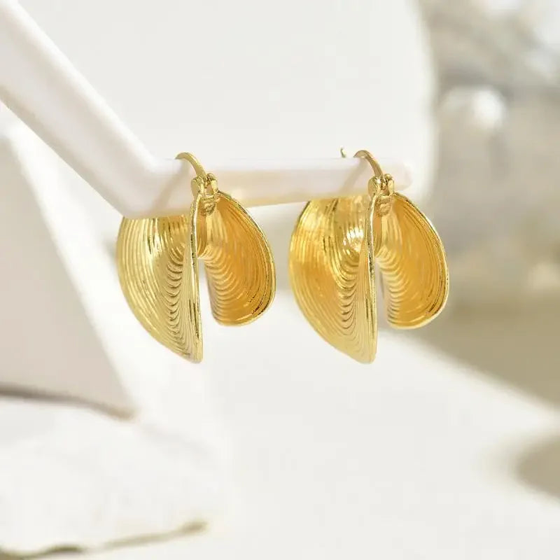 Unique Geometric Irregular Striped Large Ear Buckle Earrings for Women Creative Metal Gold Color Fan Shaped Earring Jewelry Gift