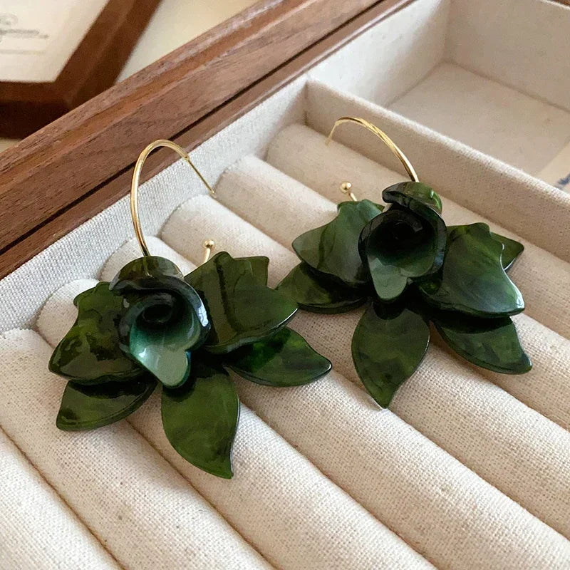 White Resin Flower Hoop New Earrings For Women Fashion Temperament Ear Hook Artistic Temperament Light Luxury Fairycore Jewelry