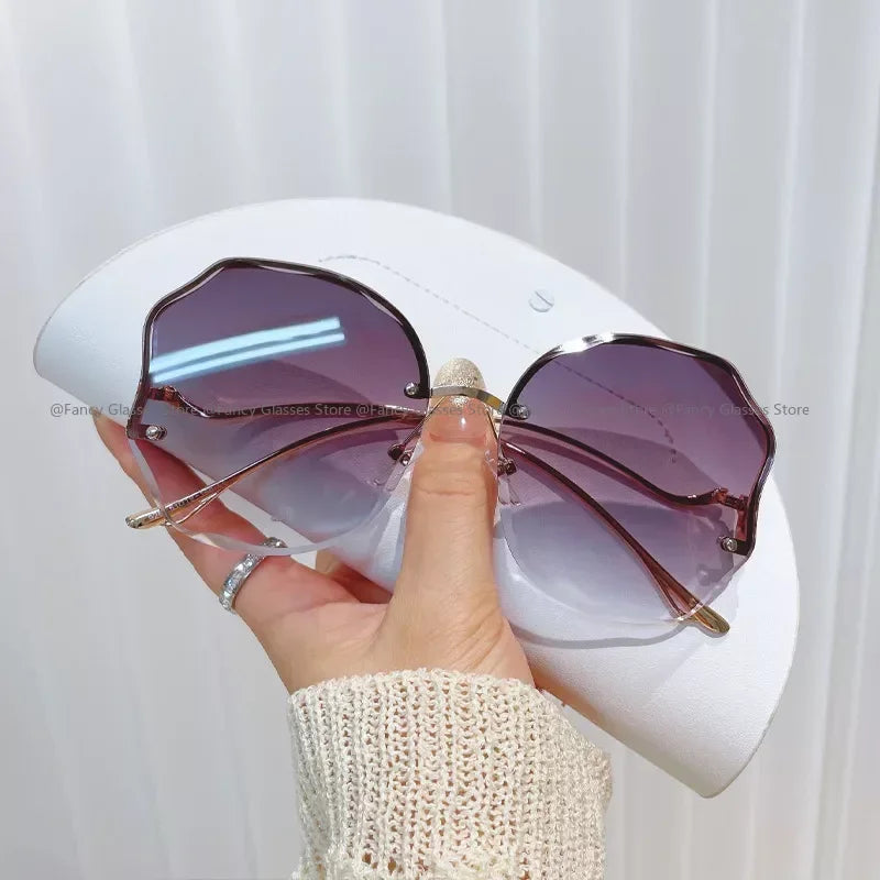 Female Ins Popular Sunglasses Luxury Frameless Ocean Lens Large Sun Glasses Goggles Fashion Travel UV400 Eyewear for Women Men