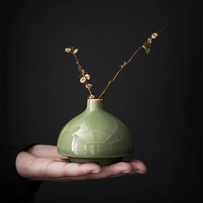 Elegant Green Ceramic Vase Ornaments Dried Flower Utensils Vintage Ceramic Vase Smooth Ceramic for Table Decor and Home Accent