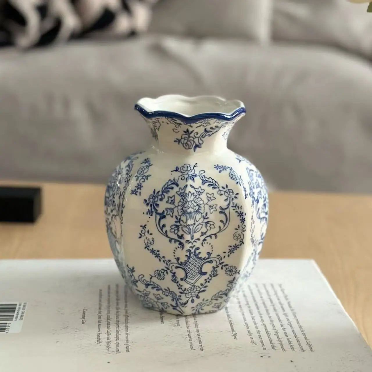 1PCS  Hand-Painted Blue and White Porcelain Vase Elegant Home Decor for Living Room Entryway Desktop Flower Arrangement Display