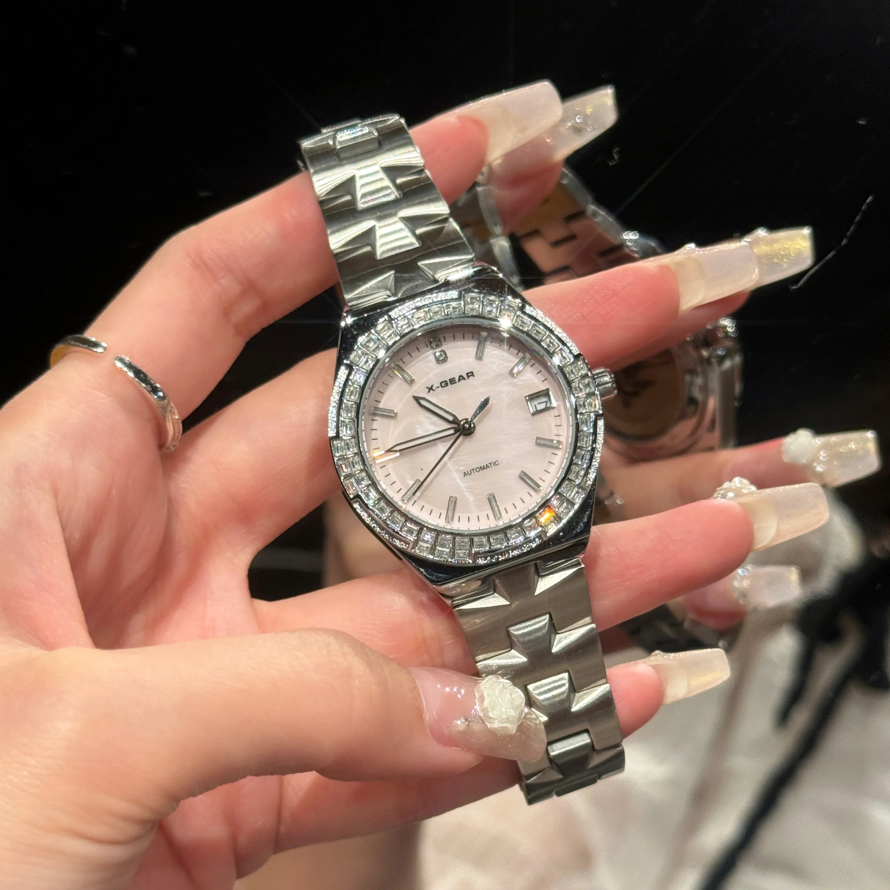 Luxury automatic mechanical watch for women; waterproof, elegant and fashionable round watch as a gift for girlfriend.