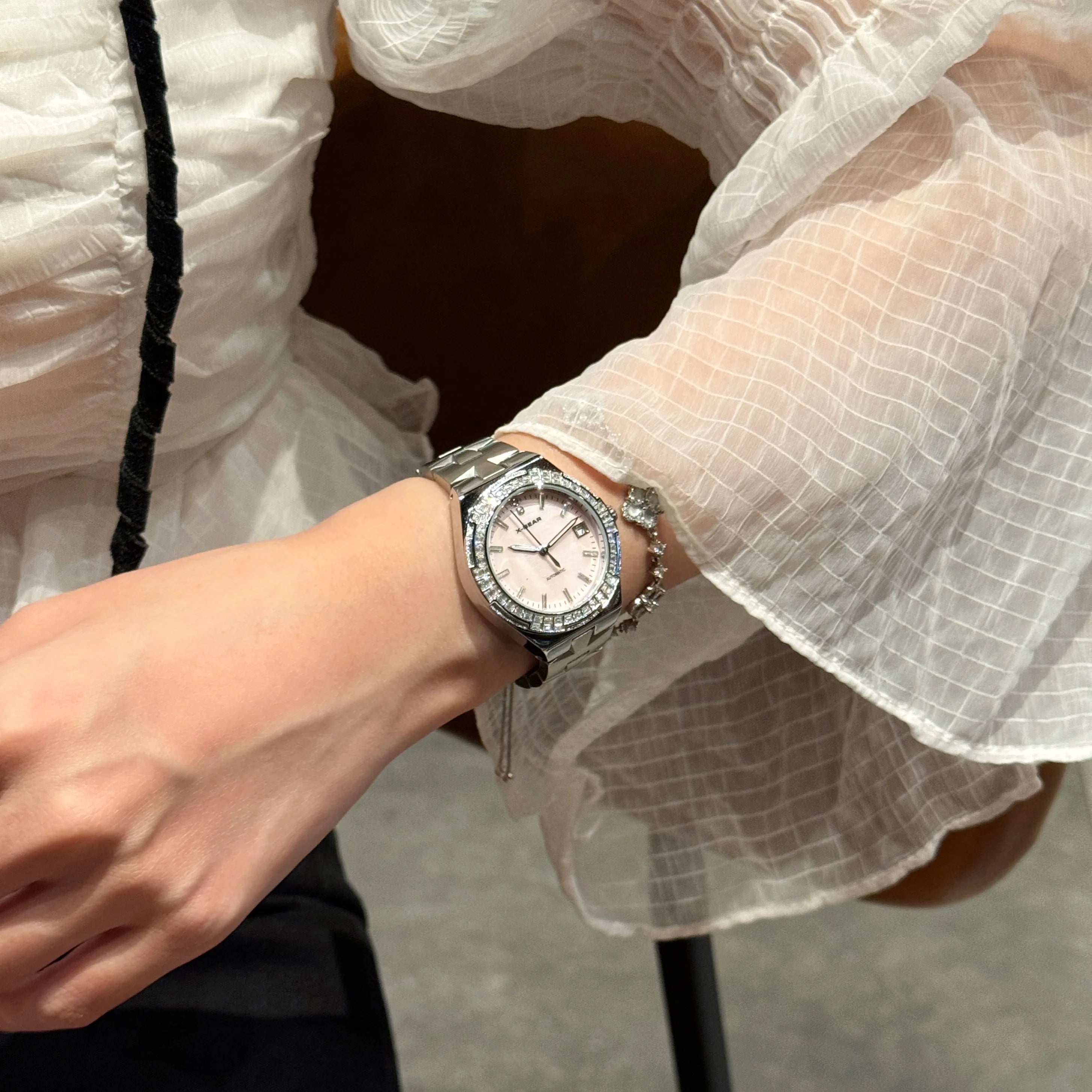 Luxury automatic mechanical watch for women; waterproof, elegant and fashionable round watch as a gift for girlfriend.