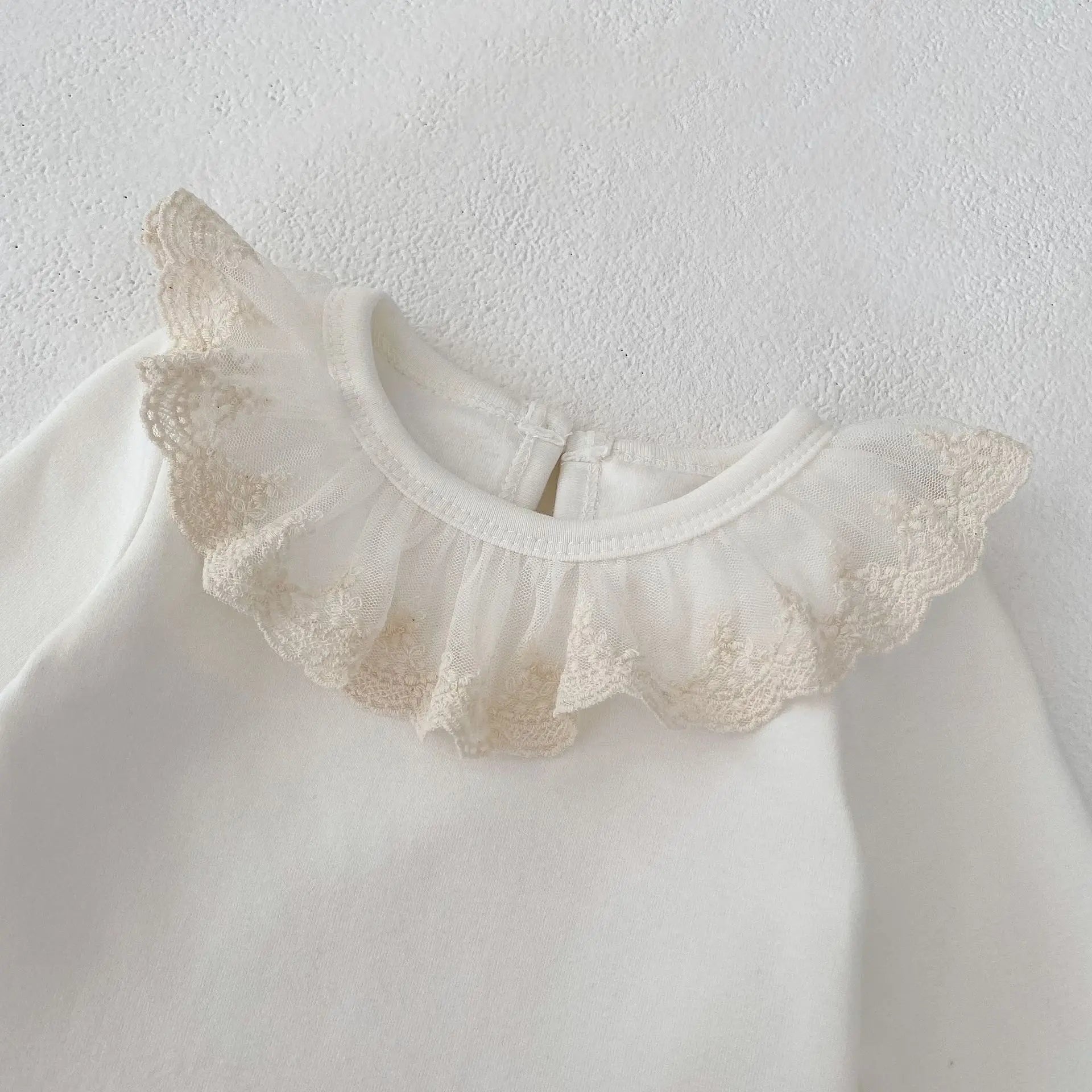 Spring and autumn new baby clothes for girls aged 0-3 years old, beautiful lace collar, long-sleeved base shirt